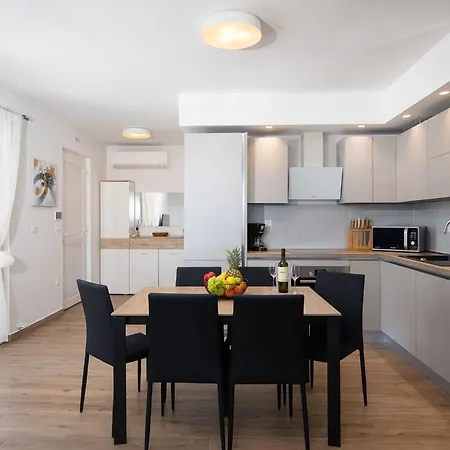 In Mit Parkplatz By Interhome