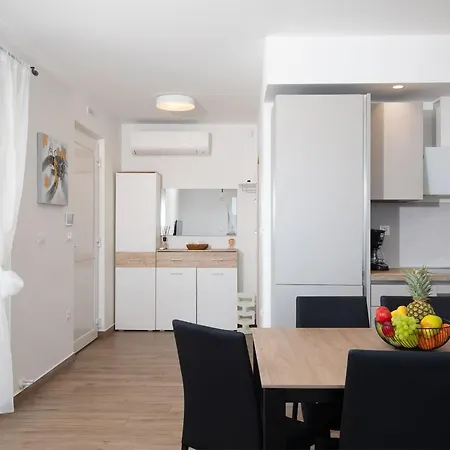 In Mit Parkplatz By Interhome Pomer
