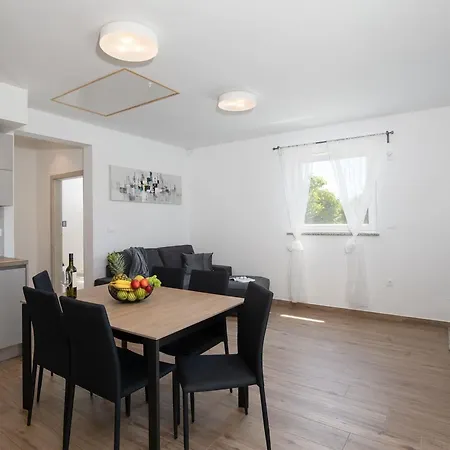 Hébergement de vacances In Mit Parkplatz By Interhome Pomer